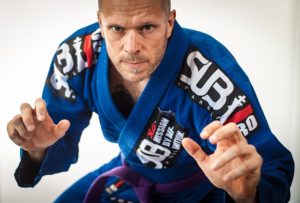 Choosing the best jiu jitsu rash guard can prevent chafing for different types of martial arts.