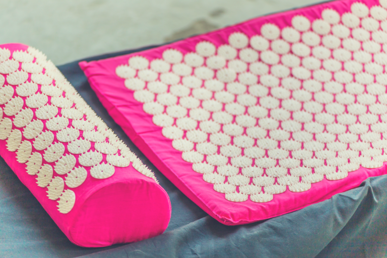 The best acupressure mat can be a great alternative to medications, expensive therapies, and injections for those who suffer from back ache and back pain.